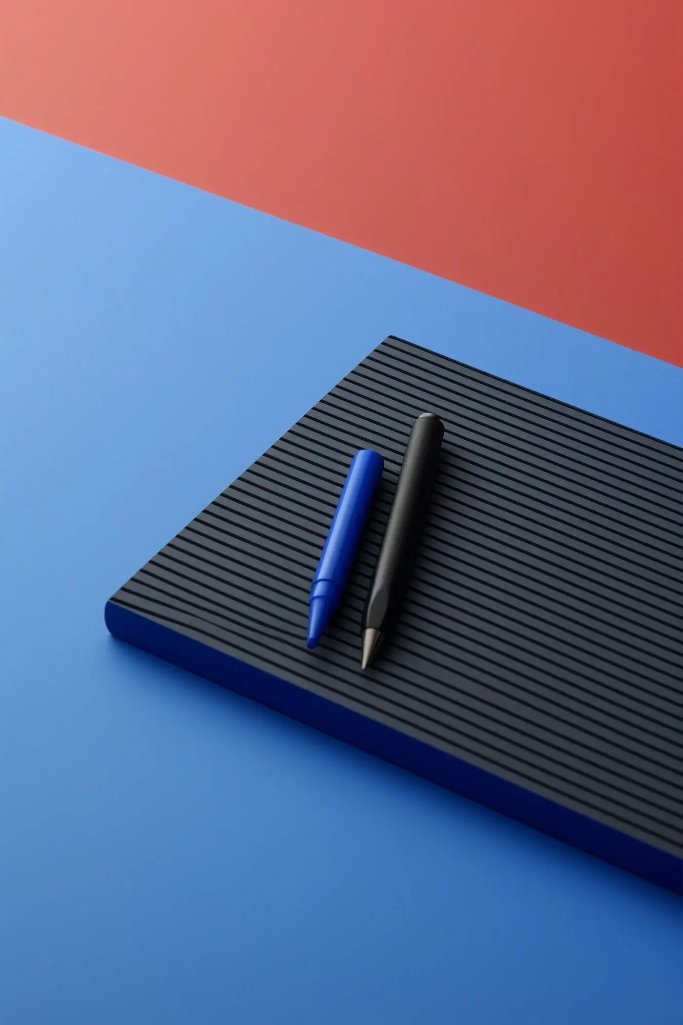 Крупный план ручки с блокнотом.